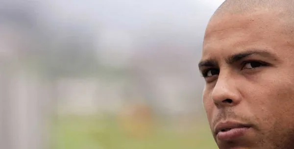 Se paró delante de todos y avisó