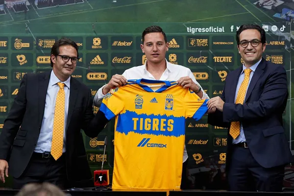 ¿Se puso nervioso? El oso que Florian Thauvin hizo cuando lo presentaron en la cancha del Volcán.