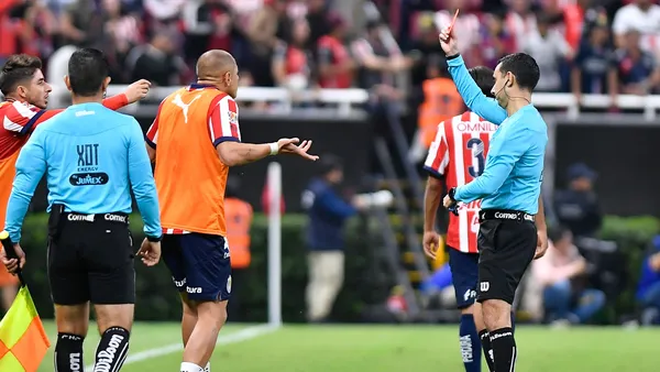 Se reveló lo que dijo Chicharito que le ganó la expulsión ante Atlas | Foto: MexSport