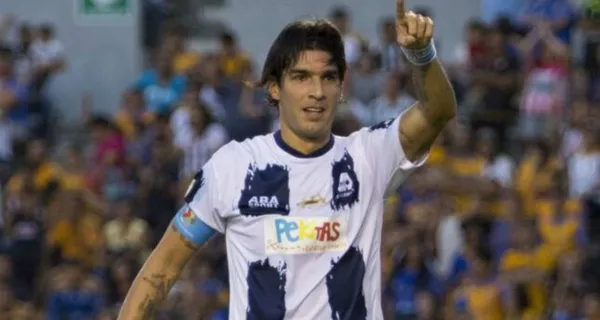 Sebastián Abreu con la playera de Rayados, ante Tigres (Fuente: Mexsports)