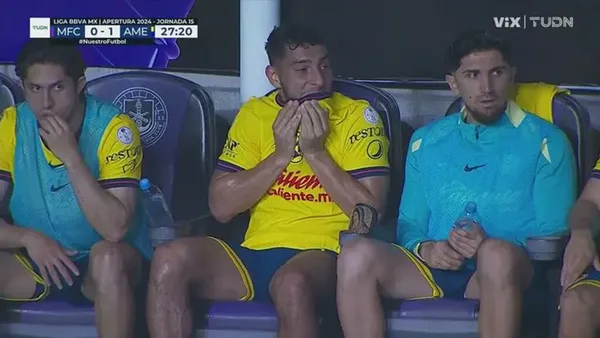 Sebastián Cáceres en la banca (Fuente: TUDN)