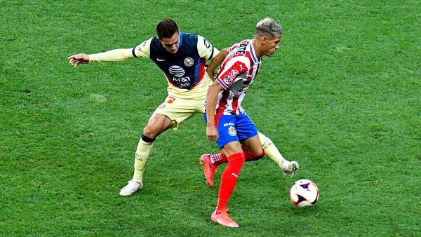 Sebastián Córdova ha tenido un mejor rendimiento goleador en primera división que Uriel Antuna.