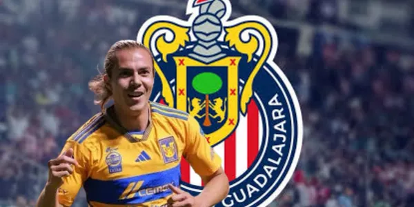 Sebastián Córdova junto al escudo de Chivas / FOTO BOLAVIP