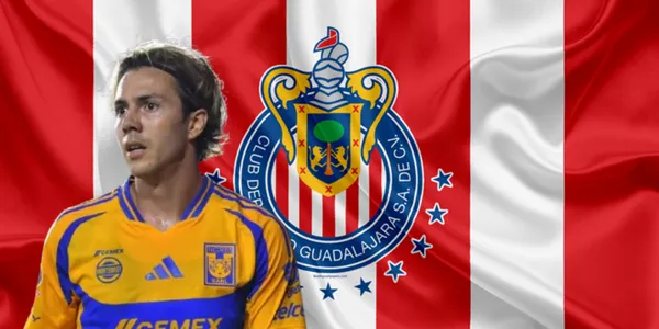 Sebastián Córdova junto al escudo de Chivas / FOTO FACEBOOK