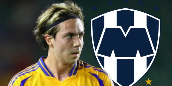 Sebastián Córdova junto al escudo de Rayados / FOTO JUAN FÚTBOL