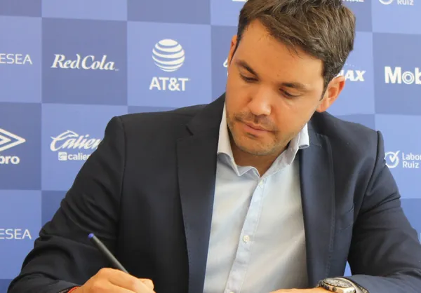 Según el periodista Francisco Arredondo, Nicolás Larcamón estaría a una firma de renovar con el Puebla.
