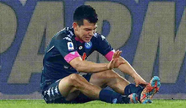 Según reportan medios italianos, la lesión de Hirving Lozano puede ser más grave de lo que se esperaba.