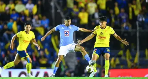 Sepúlveda y Juárez disputan una pelota en el América vs Cruz Azul (Fuente: Mexsports)