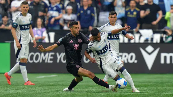 Sergio Busquets disputando el balón con Pedro Vite (Foto: MEXSPORT)
