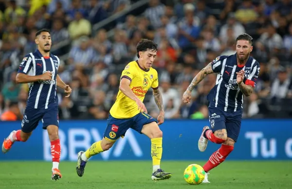 Sergio Ramos, Alejandro Zendejas y Ricardo Chávez en partido/Foto AFP.