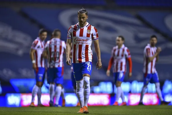 Si en algo sufrió Chivas en el Apertura 2021 fue en la defensa y el futuro de sus jugadores es incierto.