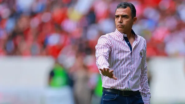 Si no le hace caso a la afición estaría viviendo sus últimos días como técnico de Chivas.
