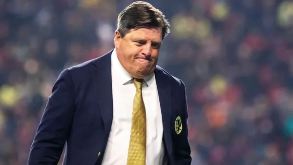 Sorpresa total en Coapa. Antes del Clásico Nacional, Miguel Herrera recibe una noticia que le cae como balde de agua fría.