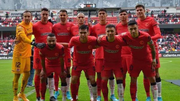 Toluca tiene un jugador más que Chivas, pero parece lo contrario