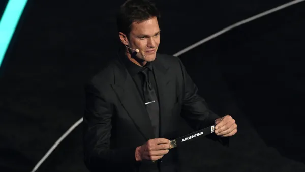 Tom Brady indicando el nombre de Argentina en el sorteo del Mundial 2026