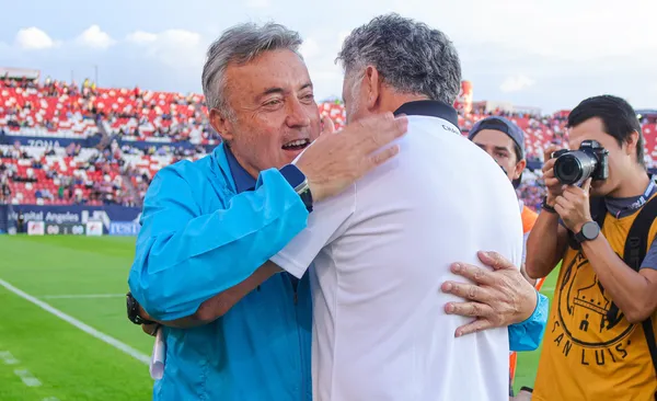 Torrent abraza a entrenador en un juego de San Luis (Fuente: Mexsports)