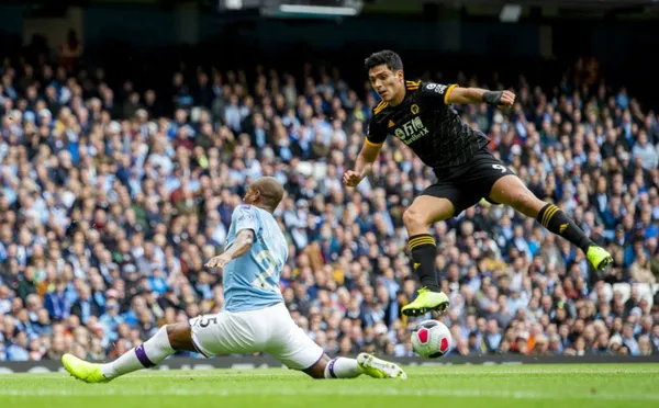 Tottenham tras el goleador mexicano