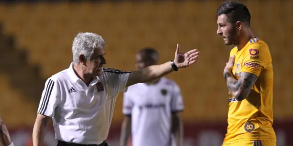 Tuca Ferretti y Gignac durante partido de la Liga MX (Fuente: Milenio)