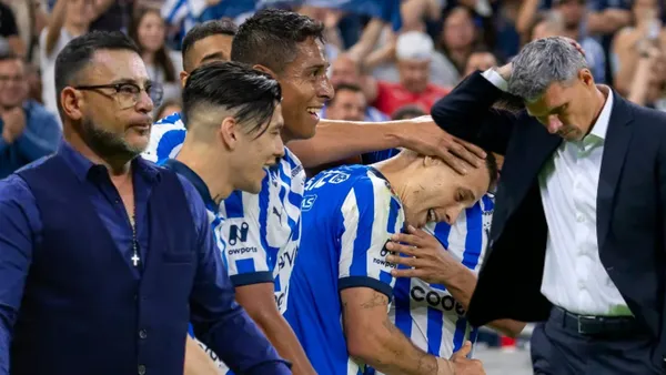 Turco Mohamed, Tano Ortiz y jugadores del Monterrey Foto: Milenio