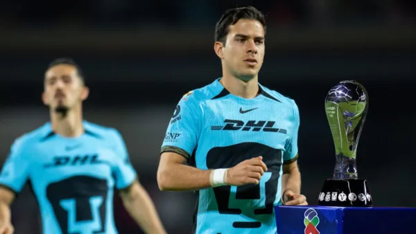 Ulises Rivas y el trofeo de la Liga MX