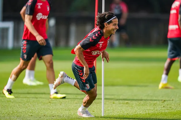 Un ex entrenador arremetió contra el mexicano.