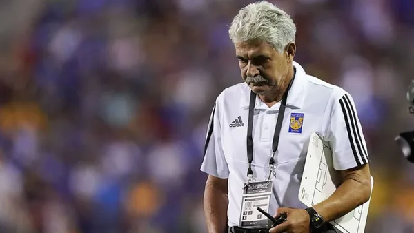 Un excampeón con Tigres cree que el equipo debe renovar sus ideas y levanta la mano para ser el reemplazo de Ricardo Ferretti.