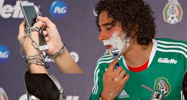 Un jugador de la selección de México es captado con el celular, usándolo en pleno campo de juego. Se trata de Julián Quiñones.