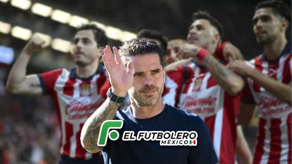 Un jugador que Gago ni convoca, es cobijado por el resto de sus compañeros de Chivas (Foto: TV Azteca)