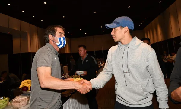 Un viejo conocido se para para animar a su equipo.