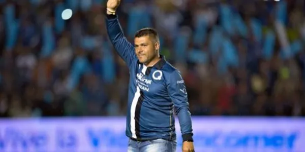 ¿Una cortina de humo? Descubre la razón por la que el Club Querétaro eligió a Mauricio Gerk como su nuevo entrenador.