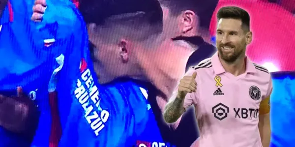 Uriel Antuna besando el escudo de Cruz Azul / Foto: Video TUDN