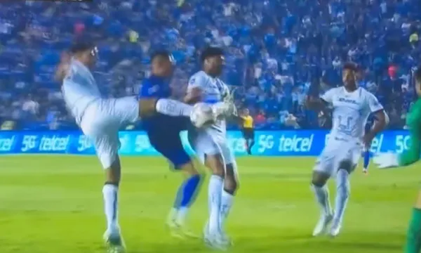 Uriel Antuna disputa una pelota dentro del área de Pumas / TUDN