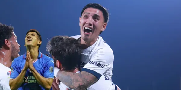 Uriel Antuna junto a los jugadores de Pumas / FOTO MIGUEL POTÓN