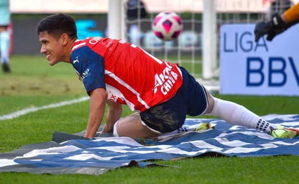 Uriel Antuna pide un salario mayor al que percibe en Chivas y un puesto seguro en el XI titular, pero América no está dispuesto a cumplir con los caprichos del Brujo.