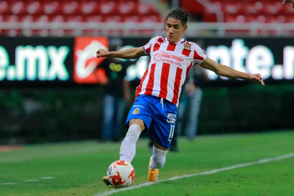 Uriel Antuna podría ganar cerca de 17 millones de pesos si le igualan el salario de Córdova en el América, pero eso no alcanzaría para que vaya a Coapa.