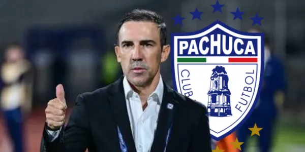 Vicente Sánchez junto al escudo de Pachuca / FOTO X