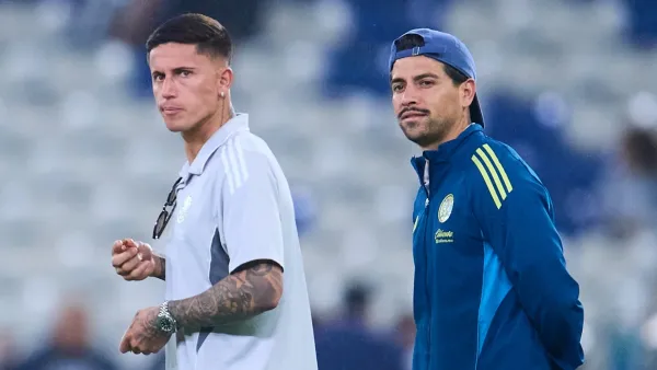 Víctor Dávila junto a Brian Rodríguez previo al duelo del América ante Rayados