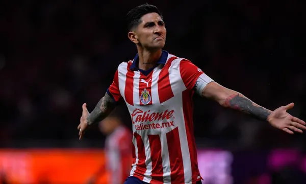 Víctor Guzmán festeja en el estadio Akron un gol de las Chivas (Fuente: Imago)