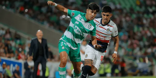 Víctor Guzmán y el roce que tuvo con dos jugadores de Santos Laguna atrás del gol de Chivas