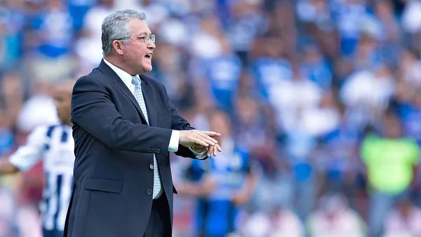 Víctor Manuel Vucetich dirigiendo al Club de Fútbol Monterrey (Foto: Deportres)