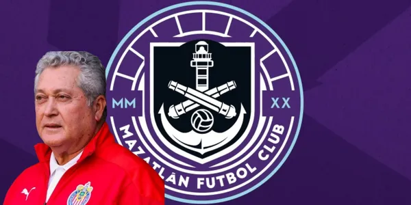 Víctor Manuel Vucetich junto al escudo del Mazatlán FC / FOTO IMAGO7