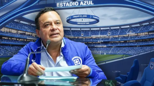Víctor Velázques durante conferencia de Cruz Azul
