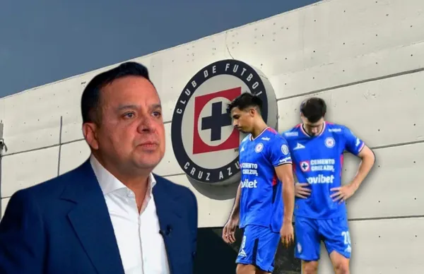 Víctor Velázquez y jugadores de Cruz Azul/Foto Bolavip.