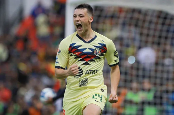 Viñas marcó un doblete