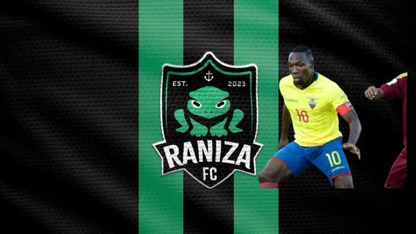 Walter Ayoví y el escudo de Raniza FC/ Foto Kings League