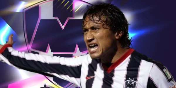 William Predes junto al escudo de Rayados / FOTO EL SIGLO DE TORREÓN