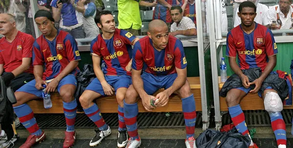 "y el Barcelona los echó"