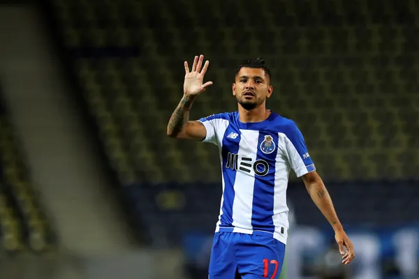 Ya no es el Chelsea el que pretende a Jesús Manuel 'Tecatito' Corona sino otrod dos clubes los que lo buscan.