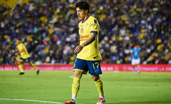 Zendejas sale del campo de juego (Fuente: Mexsports)