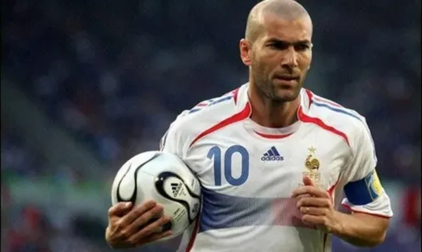 Zidane lleva una pelota en el Mundial de 2006, con la selección de Francia (Fuente: AFP)